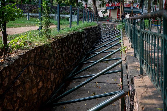 Đoạn tường ở lối đi cạnh khu vực nuôi voi có dấu hiệu nghiêng, lún, phải gia cố bằng hệ thống giàn sắt chống đỡ phía dưới. Hiện trạng này cho thấy dấu hiệu xuống cấp của một số hạng mục hạ tầng, đồng thời đặt ra yêu cầu kiểm tra, gia cố để bảo đảm an toàn cho du khách tham quan.