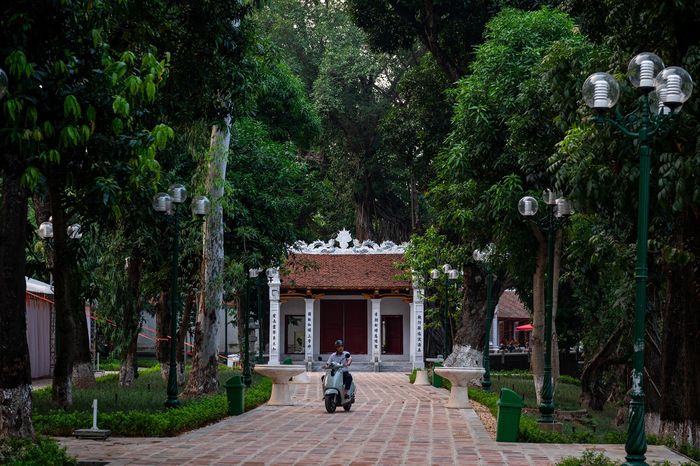 Đền Voi Phục, di tích quốc gia đặc biệt, được xác định là điểm nhấn trong tổ chức kiến trúc cảnh quan, góp phần định hình không gian phía Tây và tổng thể Công viên Thủ Lệ.