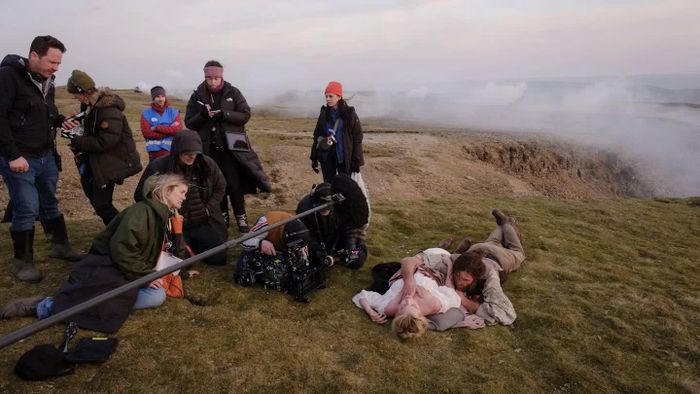  Margot Robbie và Jacob Elordi trong quá trình quay phim Wuthering Heights. Ảnh: Alamy. 