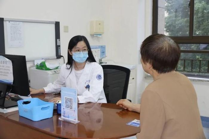 Loãng xương khiến xương suy yếu, làm tăng nguy cơ gãy xương ngay cả khi chịu tác động nhẹ. Ảnh: ifeng.