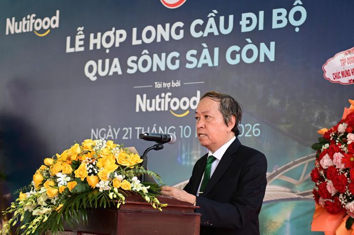  Ông Trương Hùng - Phó chủ tịch HĐQT CTCP Thực phẩm dinh dưỡng Nutifood, đại diện nhà tài trợ - cho biết công tác hợp long hôm nay là bước quan trọng để tiến tới hoàn thiện cây cầu. Sau hợp long, Nutifood sẽ tiếp tục phối hợp chặt chẽ với các đơn vị liên quan, tập trung hoàn thiện công trình, thực hiện đầy đủ các bước kiểm tra, kiểm định và nghiệm thu, với chất lượng và an toàn luôn là ưu tiên hàng đầu. 