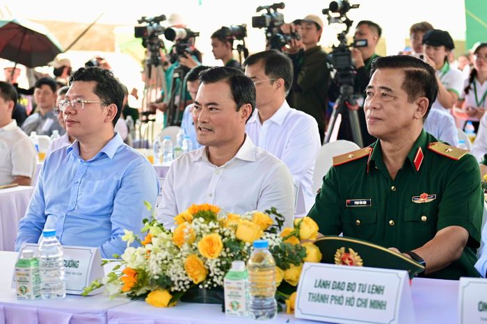  Lãnh đạo UBND TP.HCM cùng các sở, ban, ngành và phường Sài Gòn đến tham dự lễ hợp long cầu đi bộ bắc qua sông Sài Gòn sáng nay. 
