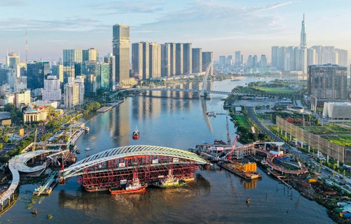  Cầu đi bộ qua sông Sài Gòn khởi công năm 2025. Đến thời điểm này, dự án đã thực hiện được khoảng 90% khối lượng công việc. 