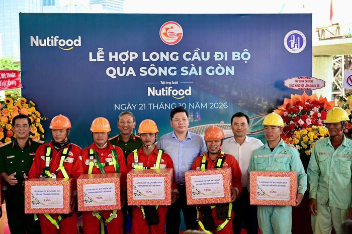  Phó chủ tịch UBND TP.HCM Hoàng Nguyên Dinh thay mặt lãnh đạo thành phố trao tặng những phần quà cho công nhân, kỹ sư dự án.