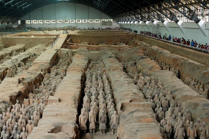  Đội quân đất nung được khai quật trong đợt đầu tiên từ năm 1978 đến 1984, trưng bày bên trong hố số 1 tại Bảo tàng Binh mã đất nung Tần Thủy Hoàng, thành phố Tây An, tỉnh Thiểm Tây, Trung Quốc, năm 2014. 