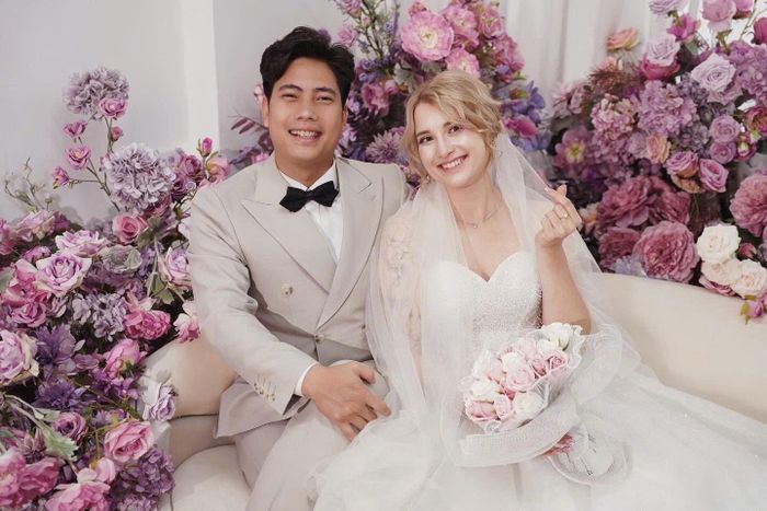 Elena nhận lời yêu Chính Thức chỉ sau vài ngày quen biết.