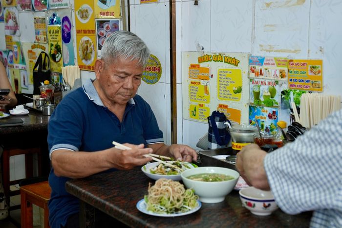 Bác Nguyễn Dũng vẫn thỉnh thoảng ghé lại quán thưởng thức hương vị quen thuộc.