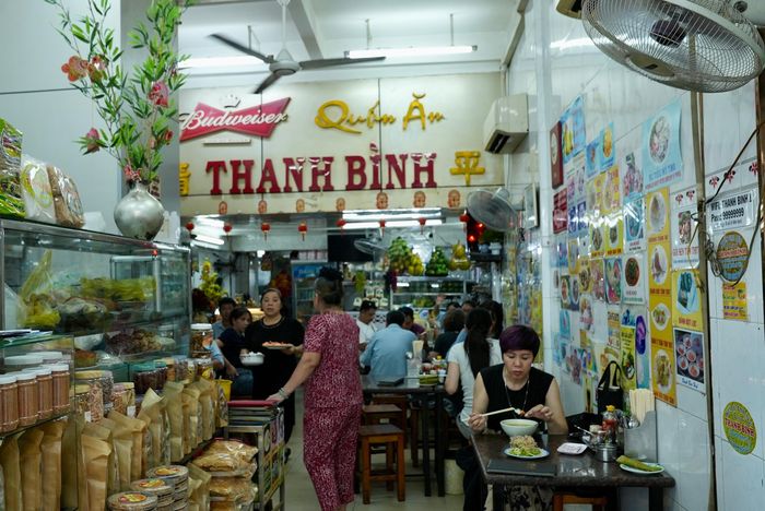 Quán đông đúc thực khách trong những ngày cuối hoạt động, ngày 20/10.