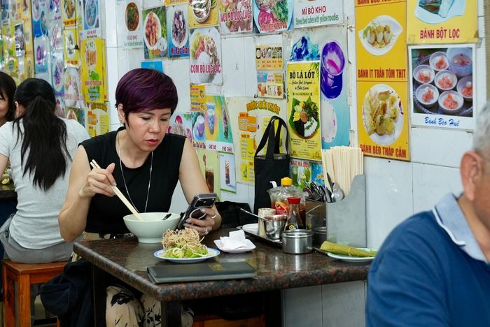 Chị Hậu Giang (phường Bến Thành, TP.HCM) là khách quen của quán hơn 30 năm nay.