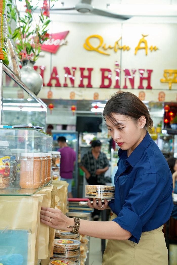 Nguyên Phương (ngụ tại Hà Nội) lựa chọn các sản phẩm để mua về làm quà tặng gia đình và người thân.