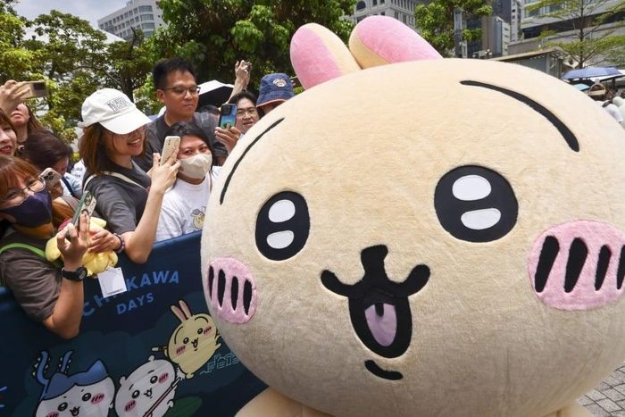 Người dân Trung Quốc hào hứng tương tác với linh vật Usagi trong một sự kiện. Ảnh: SCMP.
