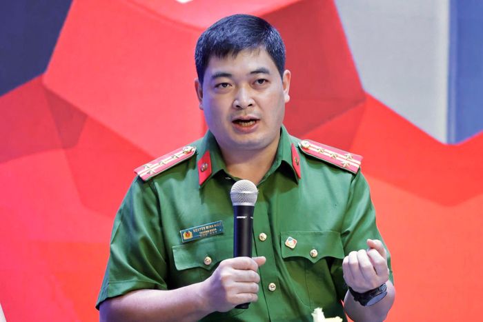 Đại tá, PGS.TS Nguyễn Minh Hiển chia sẻ tại diễn đàn. Ảnh: Tú Linh.