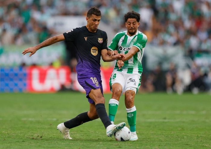 Hansi Flick chủ động giữ sức cho Rodri trước El Clasico, trong khi nhiều cầu thủ trẻ của Barcelona được thử sức tại Paris.