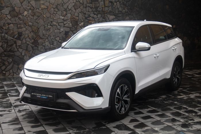  Ngoại hình BYD Sealion 5 không quá khác biệt giữa bản Premium (ảnh trái) và Essential (ảnh phải). Ảnh: Phúc Hậu. 