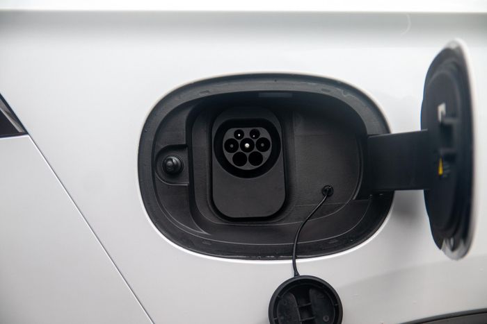  BYD Sealion 5 Essential được trang bị cổng sạc chậm AC. Ảnh: Phúc Hậu. 
