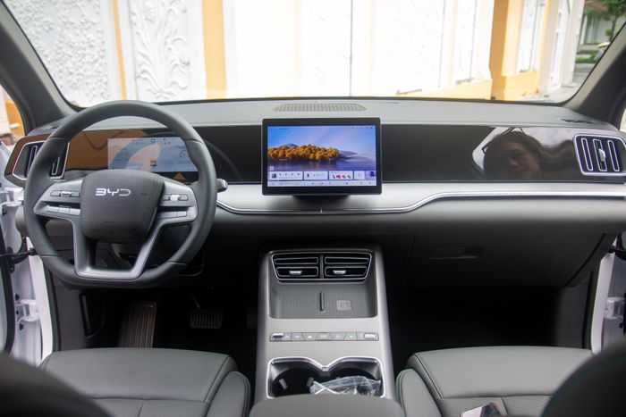  Màn hình trung tâm trên bản Premium (ảnh trái) có kích thước to hơn so với bản Essential (ảnh phải). Ảnh: Phúc Hậu. 