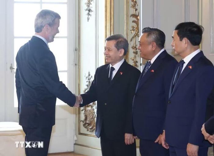 Nhà Vua Đan Mạch Frederik Đệ thập chia tay các thành viên đoàn cấp cao Việt Nam. Ảnh: Thống Nhất/TTXVN.