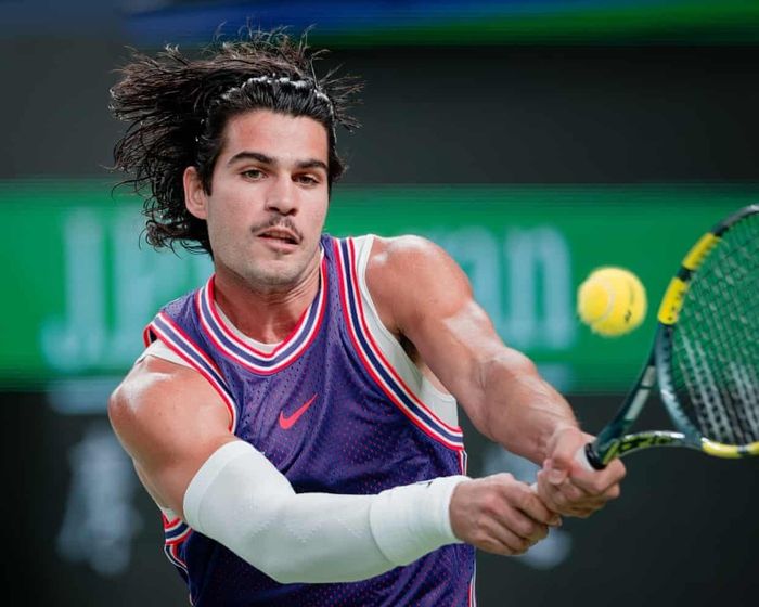  Carlos Alcaraz để ria mép tại giải Shanghai Masters, hướng sự chú ý vào chi tiết này. Ảnh: Alex Plavevski/EPA. 