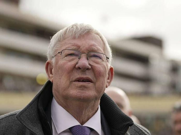  Ferguson thừa nhận cảm thấy thương Wenger sau chiến thắng 8-2 của MU trước Arsenal vào tháng 8/2011. 
