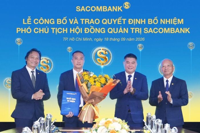 Ông Nguyễn Xuân Vũ và ông Nguyễn Đức Thụy lần lượt đứng thứ hai và thứ ba từ trái sang. Ảnh: Sacombank.