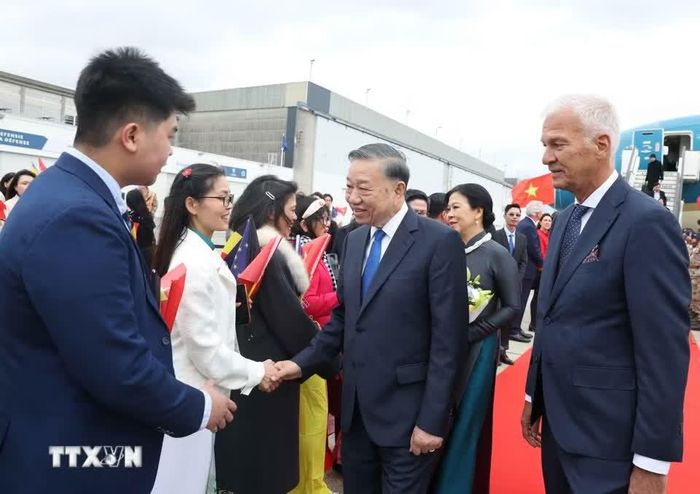  Việt Nam và Vương quốc Bỉ chính thức thiết lập quan hệ ngoại giao vào năm 1973. Việt Nam luôn ghi nhớ sự giúp đỡ chí tình của Chính phủ và nhân dân Bỉ cho chương trình tái thiết và phục hồi đất nước sau chiến tranh. Trải qua chặng đường hơn 50 năm, quan hệ song phương giữa Việt Nam-Vương quốc Bỉ không ngừng được củng cố, phát triển tốt đẹp trên các lĩnh vực, nhất là chính trị-ngoại giao, thương mại, nông nghiệp, giáo dục đào tạo, hợp tác khoa học-công nghệ, hợp tác phát triển... ở cả cấp liên bang, vùng và cộng đồng. 