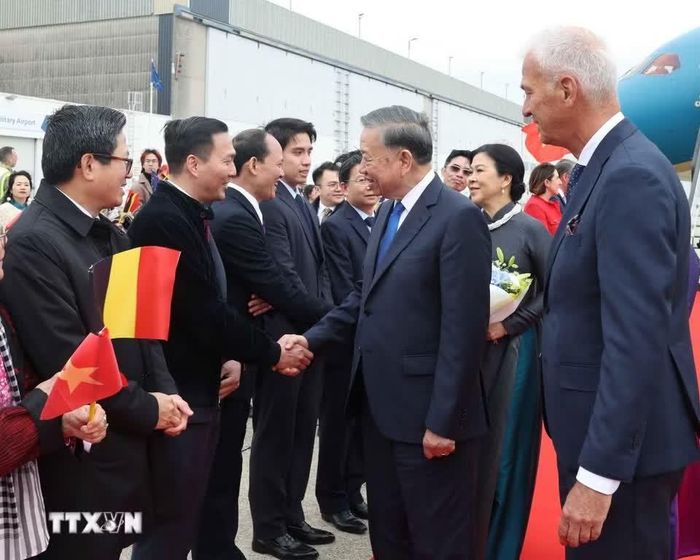 Cán bộ, nhân viên Đại sứ quán và cộng đồng người Việt Nam đón Tổng Bí thư, Chủ tịch nước Tô Lâm và Phu nhân Ngô Phương Ly tại Sân bay quân sự Melsbroek, Brussels. 