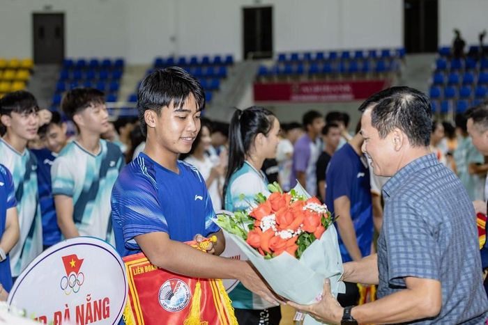 BTC tặng cờ lưu niệm và hoa cho các đơn vị tham gia giải