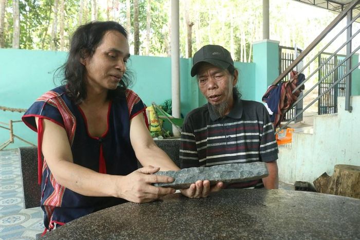A Huynh kiên trì chỉnh sửa, thử âm nhiều lần để hoàn thiện từng phím đá, tạo nên bộ đàn đá mang âm sắc riêng