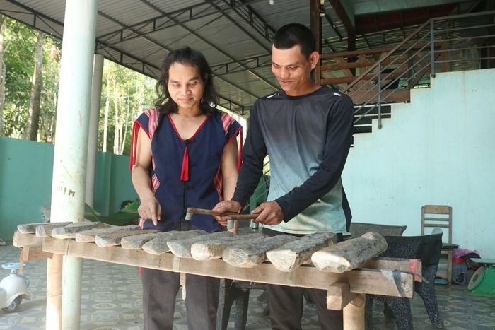 A Huynh hướng dẫn người trẻ cách chơi đàn đá, góp phần gìn giữ và trao truyền giá trị văn hóa truyền thống của dân tộc Gia Rai