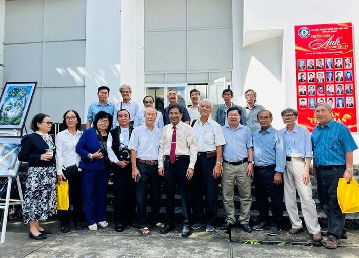 Các đại biểu, tác giả nhiếp ảnh tại Triển lãm ảnh nghệ thuật “Dấu ấn thời gian”