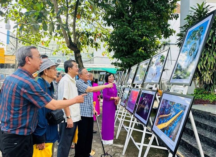 Đại biểu tham quan triển lãm