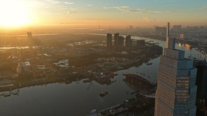 Vòm thép hình lá dừa nước được đưa vào vị trí hợp long trên sông Sài Gòn lúc bình minh ngày 21.10
