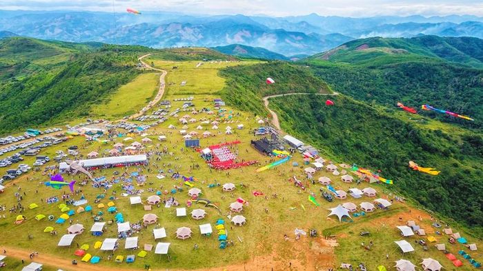 Thảo nguyên Bùi Hui và những cánh rừng nguyên sinh tạo lợi thế phát triển du lịch xanh gắn với văn hóa Hrê. Ảnh: Đoàn Vương Quốc