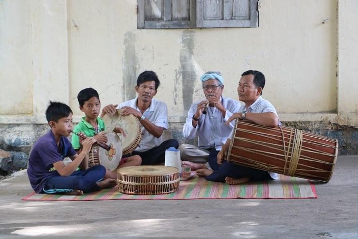 Nhạc cụ của người Chăm không nhiều về số lượng, nhưng mỗi loại đều mang trong mình một vị trí và ý nghĩa riêng biệt trong đời sống cộng đồng