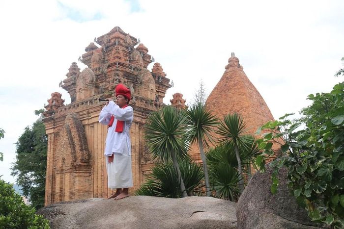 Những người nghệ nhân không chỉ làm ra nhạc cụ hay trình diễn âm nhạc, họ còn góp phần gìn giữ một hệ thống tri thức văn hóa được trao truyền qua nhiều thế hệ
