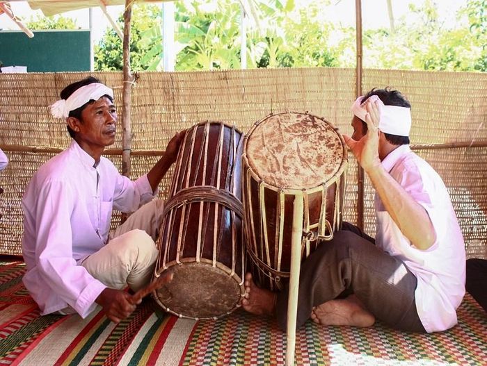 Trống ginang luôn đi thành một cặp, hai thân trống tựa vào nhau theo hình chữ X