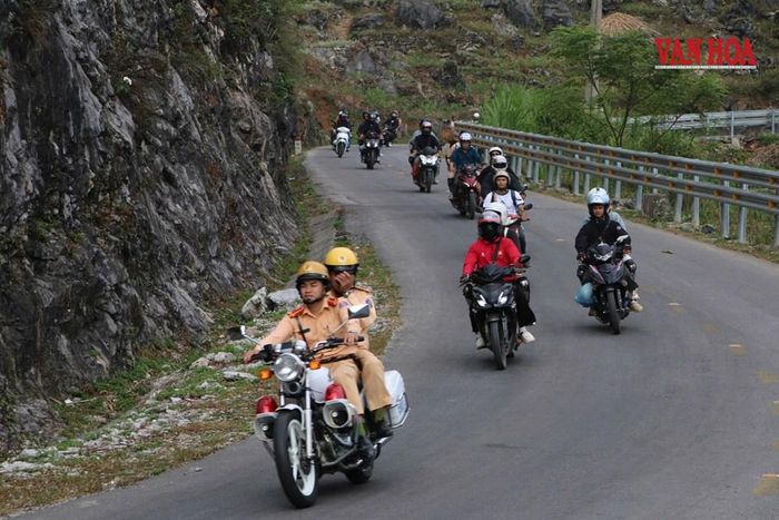 Những đoàn xe mô tô, xe máy trên cung đường đèo, xuất phát từ trung tâm xã Đồng Văn đến làng văn hóa Pả Vi Hạ (xã Mèo Vạc)