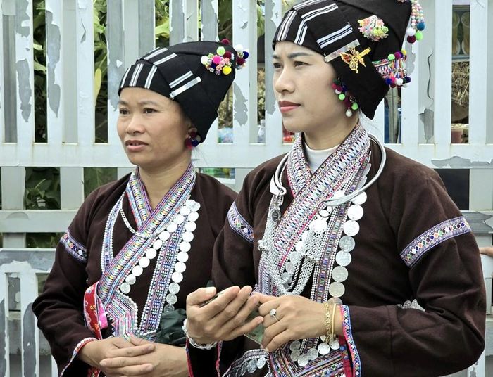 Trang phục truyền thống của người Lự mang bản sắc và hoa văn độc đáo