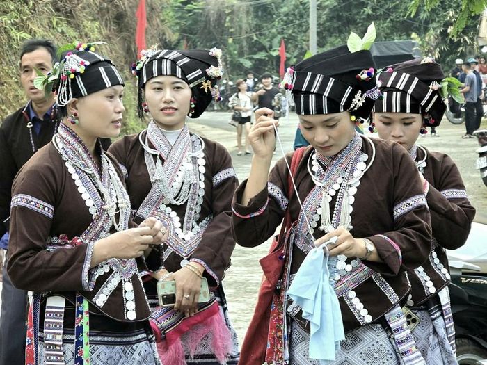 Phụ nữ dân tộc Lự thêu thùa mọi lúc, mọi nơi