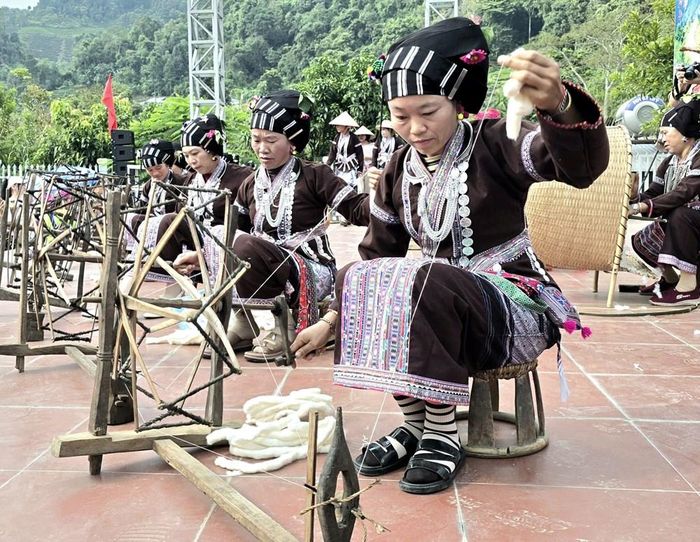 Nghề dệt truyền thống được đồng bào dân tộc Lự tại xã Khun Há bảo tồn và phát triển nhờ gắn kết với hoạt động du lịch
