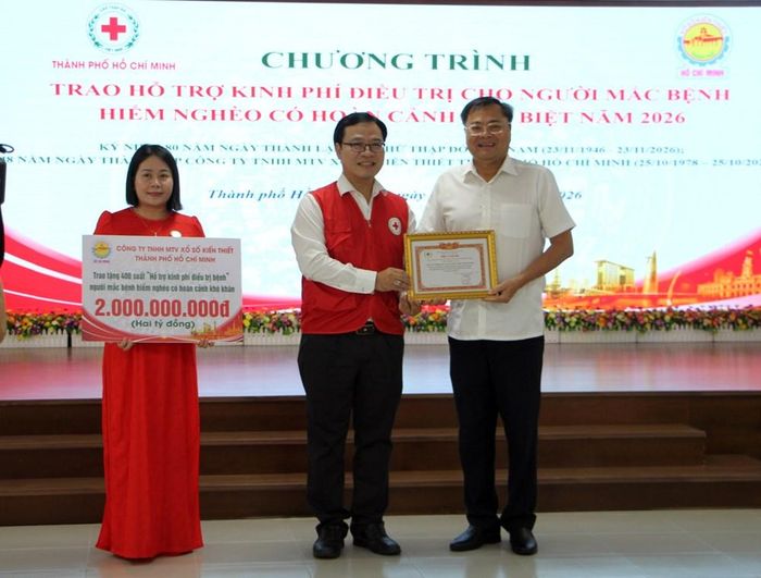 Ông Nguyễn Minh Nhựt, Chủ tịch Hội Chữ thập đỏ TP.HCM nhận bảng tượng trưng số tiền hỗ trợ và trao Thư cám ơn đến ông Nguyễn Văn Vũ, Chủ tịch Hội đồng Thành viên Công ty TNHH MTV Xổ số Kiến thiết Thành phố