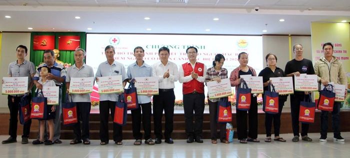Ông Nguyễn Mạnh Cường, Ủy viên dự khuyết Trung ương Đảng, Phó Chủ tịch UBND TP.HCM và ông Nguyễn Minh Nhựt, Chủ tịch Hội Chữ thập đỏ TP.HCM trao hỗ trợ đến bệnh nhân