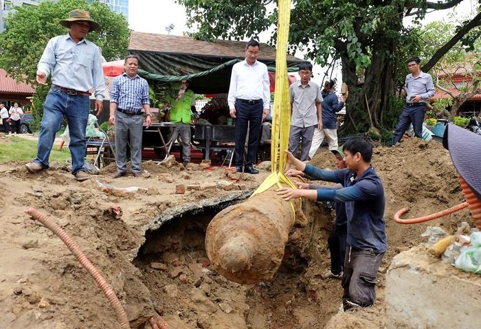 Bí thư Thành uỷ Đà Nẵng Lê Ngọc Quang (áo trắng) có mặt tại Thành Điện Hải để chỉ đạo công tác khai quật khẩu súng thần công