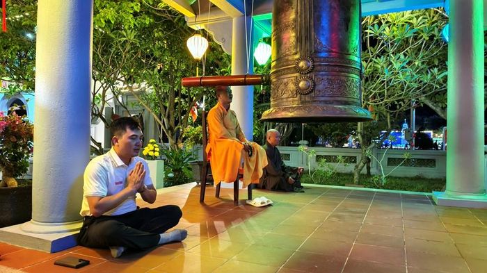 Đại đức Thích Nhuận Đạt, Trụ trì chùa Trường Sa Lớn vừa tụng kinh niệm phật vừa gióng chuông