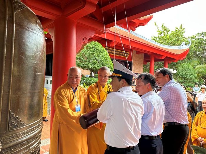 Đại tá Nguyễn Hữu Minh, Phó Chính uỷ Vùng 4 Hải quân, Trưởng đoàn công tác số 19-2026 cùng các đại biểu thỉnh chuông tại Nhà tưởng niệm Chủ tịch Hồ Chí Minh trên đảo Trường Sa
