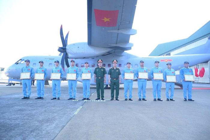 Lãnh đạo Quân khu 9 khen thưởng tập thể và cá nhân Quân chủng Phòng không - Không quân