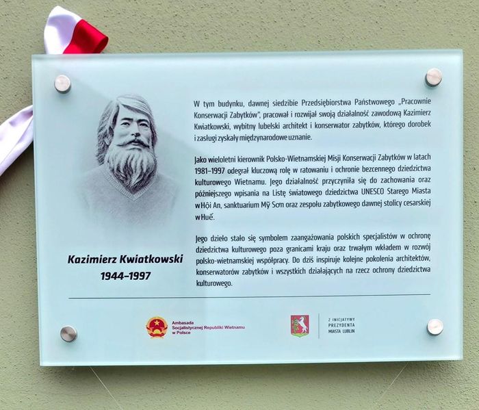 Kiến trúc sư Kazimierz Kwiatkowski (1944-1997), được người Hội An gọi thân mật là Kazik, là người có nhiều đóng góp to lớn trong công cuộc bảo tồn các di tích lịch sử và khảo cổ tại Việt Nam như cố đô Huế, thánh địa Mỹ Sơn và Hội An