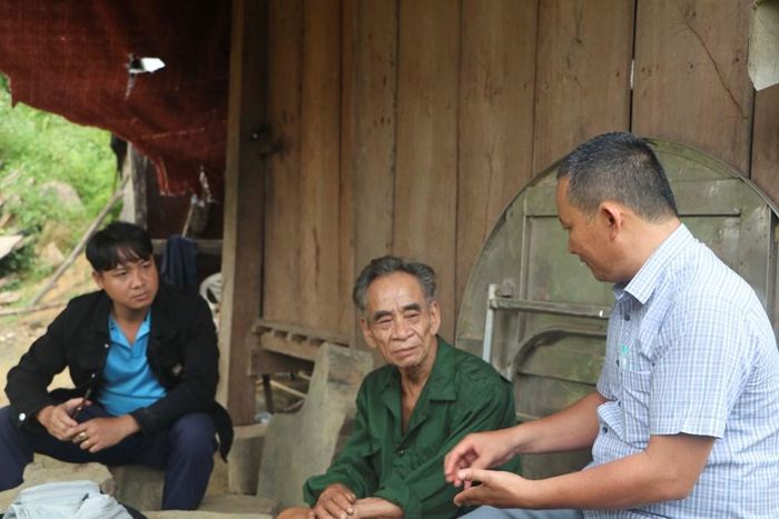 Đoàn công tác khảo sát, thu thập thông tin từ già làng Hồ Văn Đề để xây dựng nội dung kịch bản lễ cúng máng nước