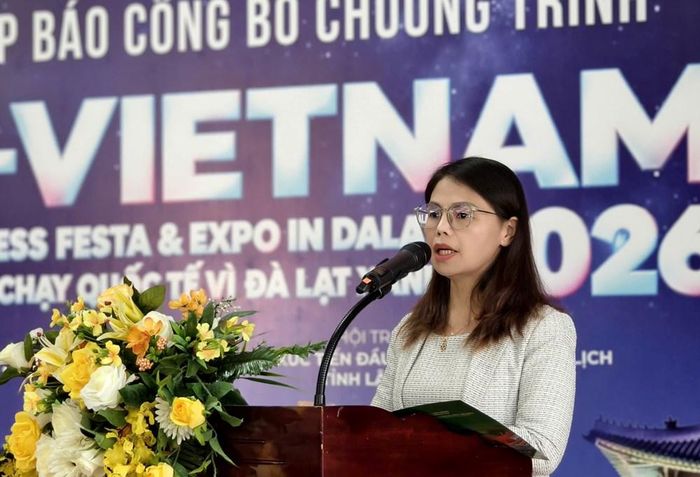 Bà Võ Thị Hoàng Yến, Phó Giám đốc Trung tâm Xúc tiến Đầu tư, Thương mại và Du lịch tỉnh Lâm Đồng thông tin về sự kiện