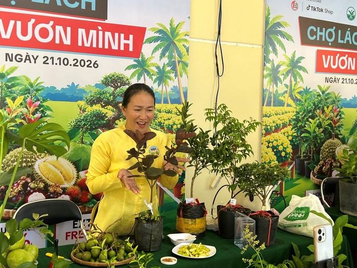 Người dân livestream quảng bá sản phẩm cây giống Chợ Lách, đây là thế mạnh của địa phương